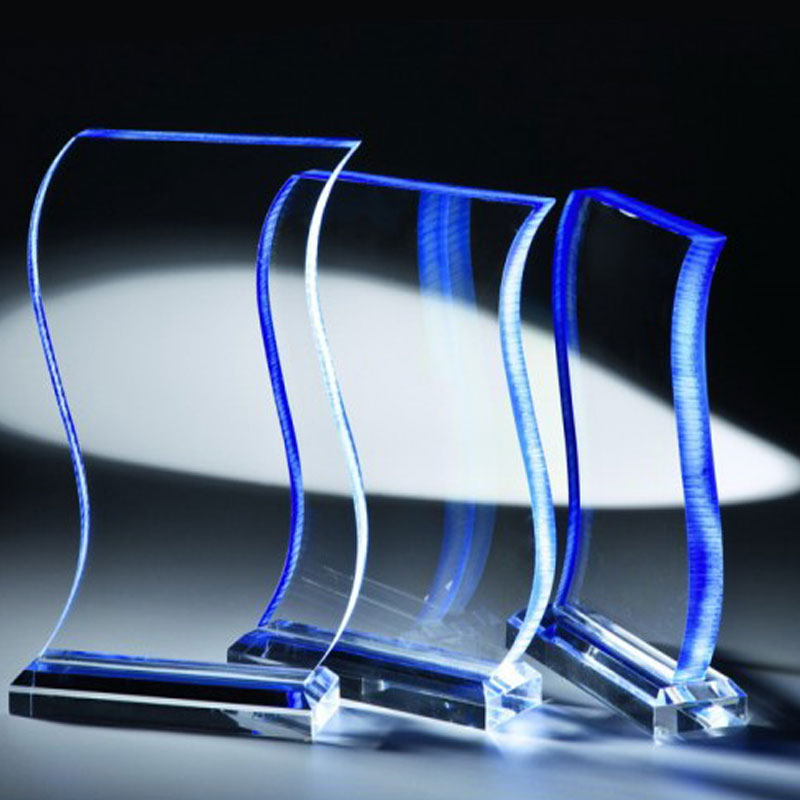 Die Acryl Glas Trophäe Rapsodie Blue als besonderes Geschenk inkl. Lasergravur