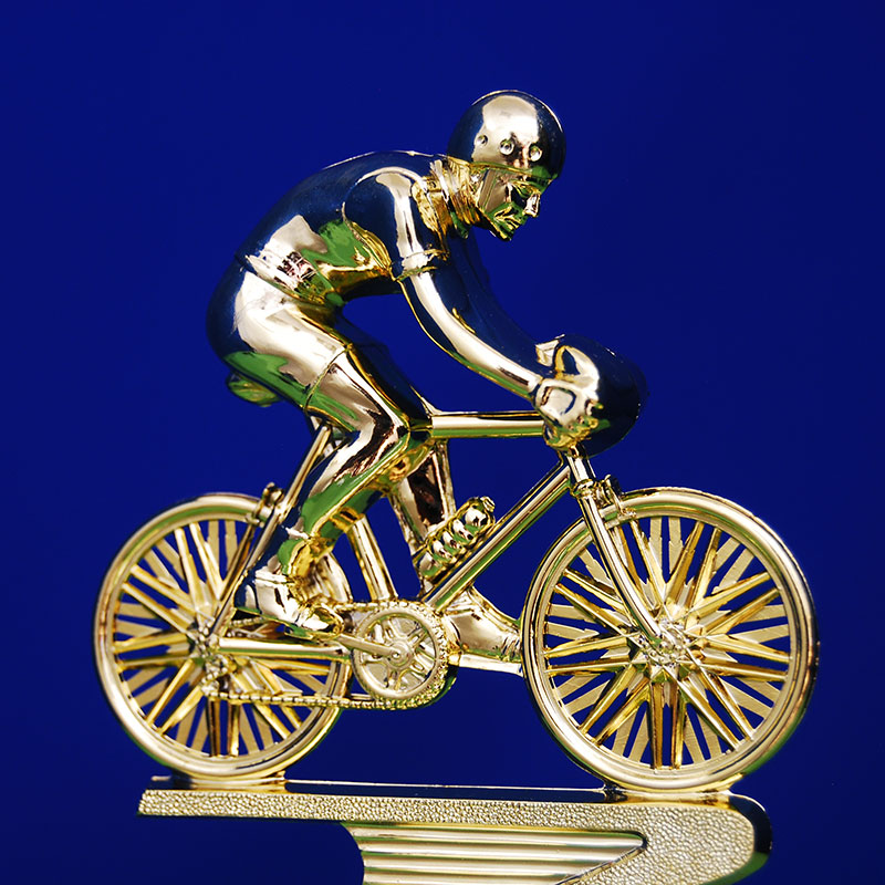 Figur eines Radsportlers auf seinem Fahrrad als Siegertrophäe oder Pokal inkl. Wunschgravur