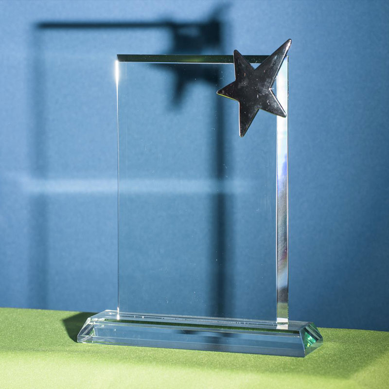 Formschöne Jadeglas Trophäe "Posh Star" mit Stern