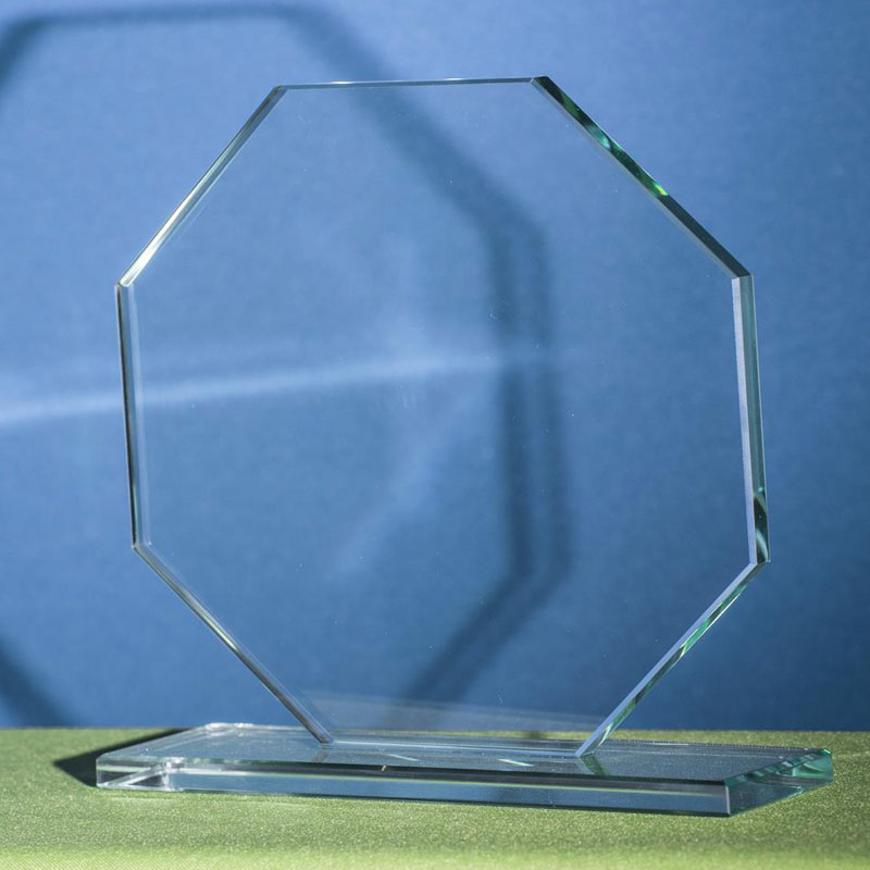 Kristallglas Trophäe AllOver als Okatgon oder auch Achteck mit einer großen Fläche für Ihre Wunschgravur
