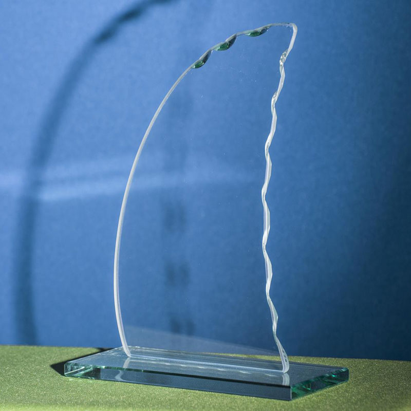 Kristallglas Trophäe in Form eines Segels mit Kristallsockel
