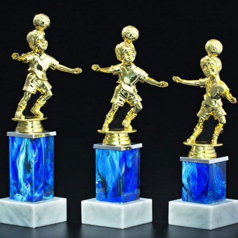 Sportpokal für Ihren Fußballverein als Trophäe inklusive Wunschgravur in Gold mit blauem Sockel